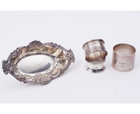 Two silver napkin rings (1.95oz) unmarked silver effect dish and napkin ring (4).