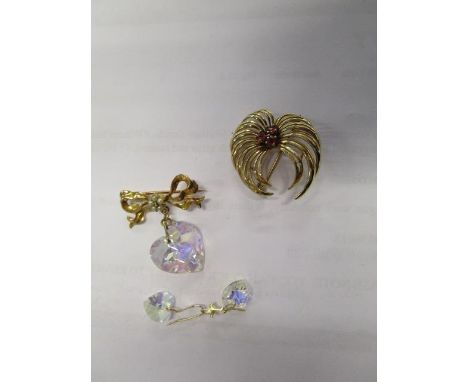 An Edwardian 15ct yellow gold bow brooch set to the centre with an old cut white stone, surrounded by split seed pearls and a