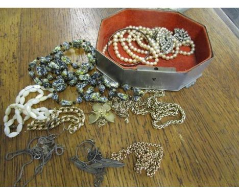 A mixed lot of jewellery to include a 9ct gold necklace, 7g, a dream catcher pendant on chain, bead necklaces and other items