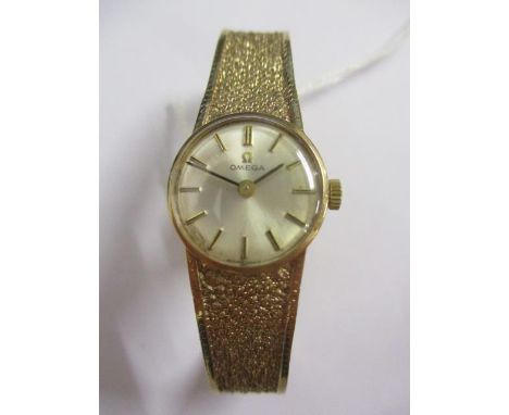 An Omega ladies, manual wind, 9ct gold, 1970s wristwatch. The 17 jewel movement signed 620, 34445138 and the case inscribed 1