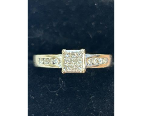 18ct Gold ring set with 9 princess cut diamonds & 4 round cut diamonds on each shoulder Size M Weight 3.8g