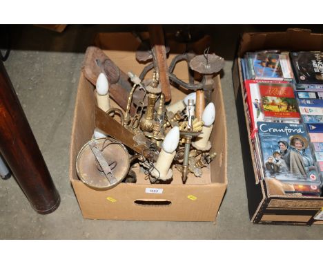 A box of miscellaneous light fittings 