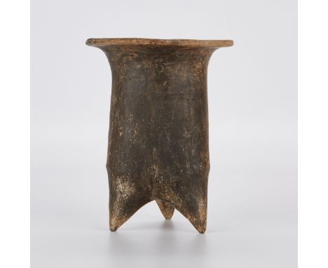Chinese Shang Dynasty Neolithic earthenware pottery tripod vessel (Li), likely lower Xiajiadian culture, ca. 2200-1600 BCE. W