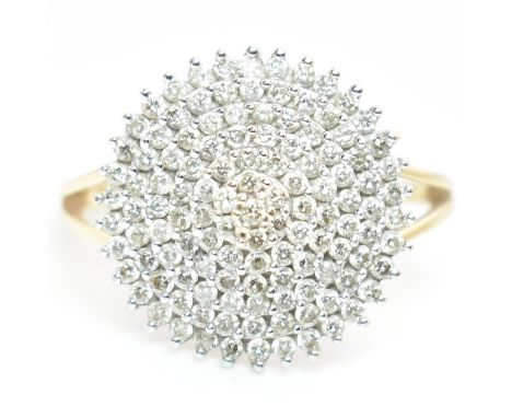 A hallmarked 9ct gold and diamond cluster ring. The 9ct yellow gold ring having a cluster of round brilliant cut diamonds to 