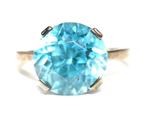 Vintage gold and blue zircon cocktail ring. Unmarked, tests indicate 9ct gold. Weighs 3.4 g. Size: K. All weights, measuremen