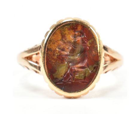 A French 18ct gold and carved jasper intaglio ring. The 18ct yellow gold ring set with an oval carved jasper intaglio depicti