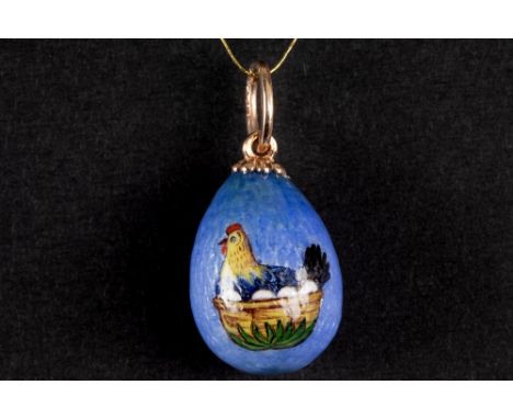 Fabergé style egg shaped enameled pendant with a mounting in marked goldGeëmailleerd pendatiefje in Fabergé-stijl met eivorm 