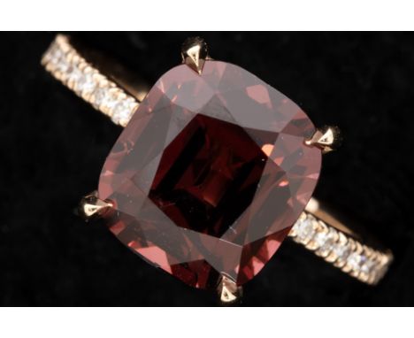 superb 6,42 carat mixed Cushion cut, natural, transparent garnet with a deep red color set on a ring in pink gold (18 carat) 