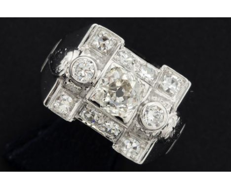 late Art Deco-ring in platinum with a ca 1 carat quality old brilliant cut diamond surrounded by ca 0,80 carat of small quali