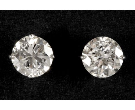 pair of earrings in white gold (18 carat) each with one high quality brilliant cut diamond, weighing 2,07 carat togetherPaar 