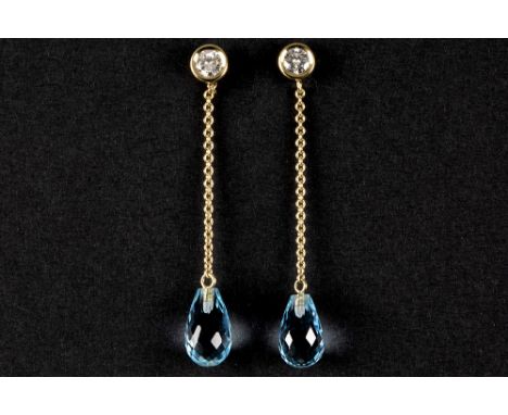 pair of quite long earrings in yellow gold (18 carat) with blue topaz in briolette cut and 0,36 carat of very high quality br