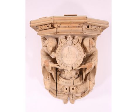Lindenhouten gestoken wand console, ca. 1900; UItgevoerd met twee engelen welke een medaillon dragen met de tekst 'Gij Maria'