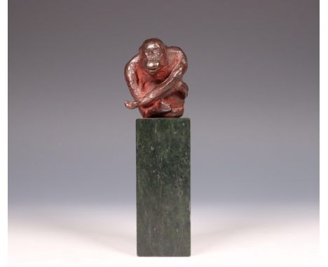 Sander Kneppers, gepatineerd bronzen orang oetan, begin 21e eeuw, op hoge stenen sokkel, ongesigneerd h. 16 cm (incl. sokkel)