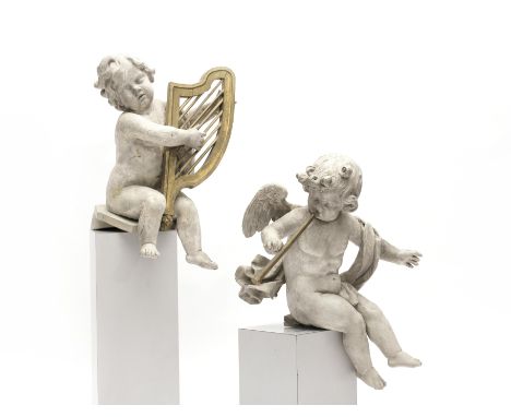 Duitsland, paar lindenhouten gestoken sculpturen van putti, Barok, 18e eeuw; Uitgevoerd met vergulde harp en fluit in verschi