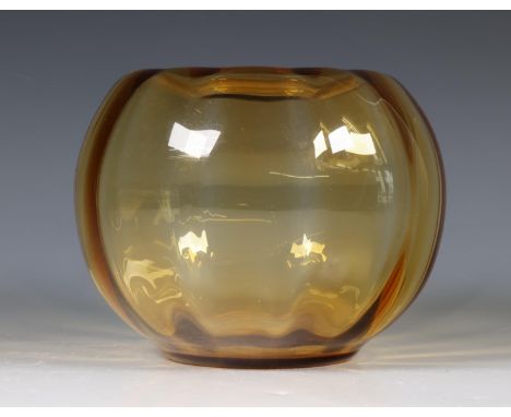 W. J. Rozendaal (1899-1971), oranje glazen vaas, 'Tomaat no. 3' UItvoering Kristalunie Maastricht, 1929; Voorzien van geëtst 