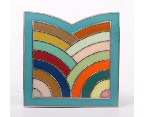 Frank Stella (1936), geëmailleerde plaque, 1970; Uitgevoerd met 17 kleuren vormend de letter M, voor Metropolitan Museum. Gem