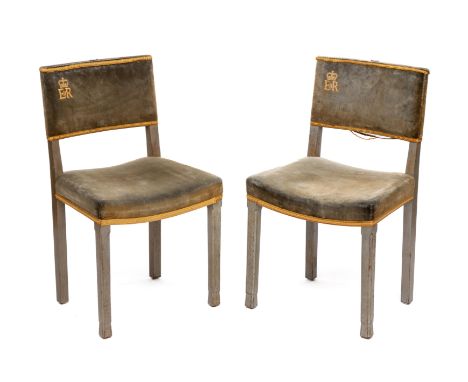 Paar eikenhouten stoelen, vervaardigd voor en gebruikt bij de kroning van Elisabeth II tot Koningin van het Verenigd Koninkri