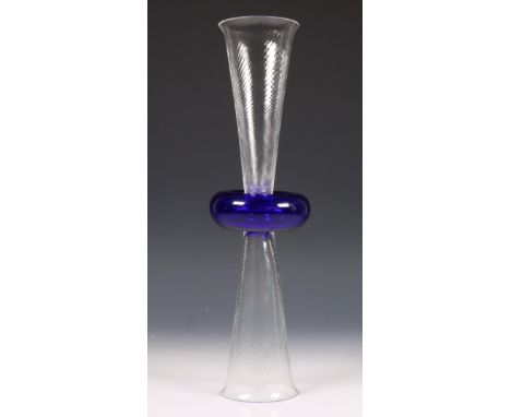 Borek Sipek (1949-2016) getorst helder glazen dubbelzijdig glas met centraal blauwglazen ring. In originele vepakking. (klein