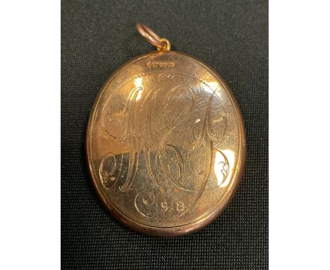 A 9ct gold portrait pendant, soldier in uniform, dated 1918, stamped 9ct gold, 7.5g gross 