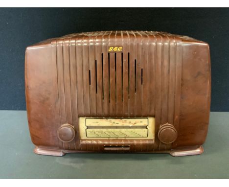 A Vintage GEC Bakelite radio, design No. 864646. 