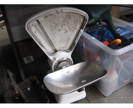 A set of Avery shop scales 