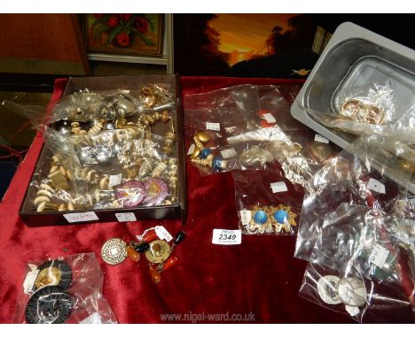 A quantity of vintage costume jewellery to include; necklaces, earrings, etc.