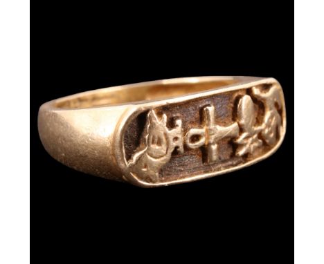 A late 20th Century 9 ct gold Egyptian cartouche finger ring, K/L, head 17 mm x 7 mm, 3.1 g 