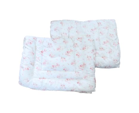 A pair of vintage floral Eiderdown quilts, 105 cm x 157 cm