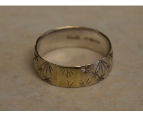 9ct gold decorated band, total approx weight 3.73g, Ring Size Q