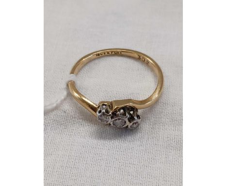 A 3 STONE DIAMOND RING SET IN 18ct GOLD, SIZE 'P'