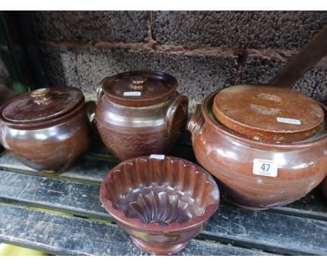 SHELF OF LIDDED EARTHENWARE &amp; A JELLY MOULD