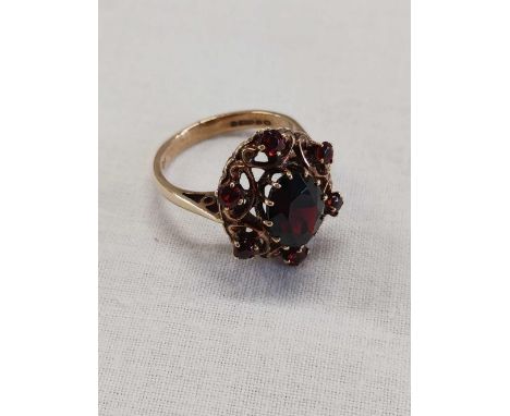 9ct GARNET CLUSTER RING, SIZE 'M'