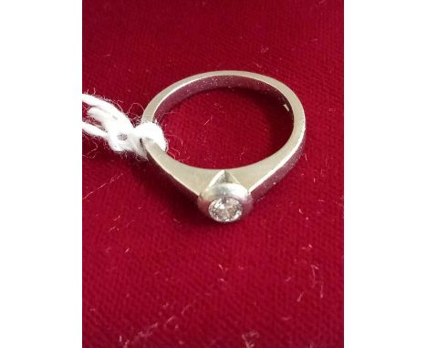 A SINGLE STONE DIAMOND RING SET IN PLATINUM, 4.8g, SIZE 'J'