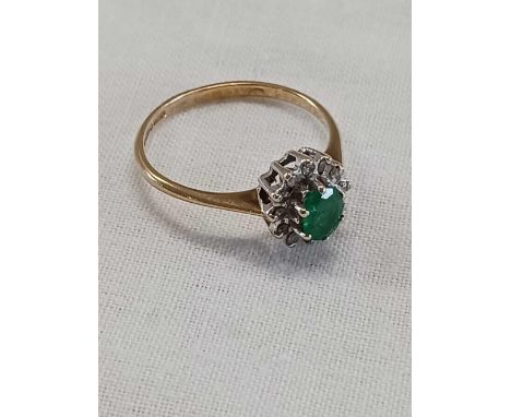 AN OVAL EMERALD MOUNTED CHESTER RING IN 9ct, SIZE 'K'