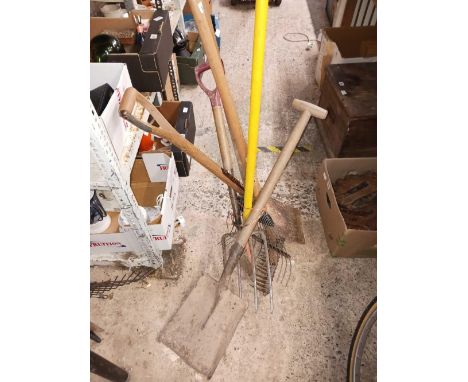 2 BUNDLES OF GARDEN TOOLS, SPADES, SHOVELS, RAKES &amp; A BRANCH LOPPER