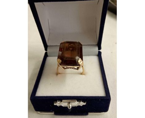 9ct GOLD RING SET WITH A QUARTZ STONE, 10g