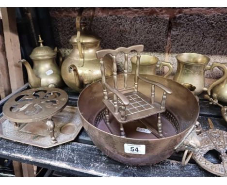 SHELF OF MISC BRASS WARE INCL; MUGS, SALTERS, SPRING BALANCE, TRAYS ETC