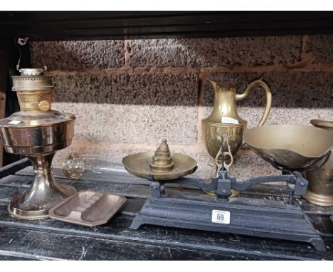 SHELF WITH MODERN BRASS ALADDIN LAMP WITH CHIMNEY, KITCHEN SCALES, BRASS ASHTRAYS, COPPER &amp; BRASS POT &amp; OTHER BRASS I