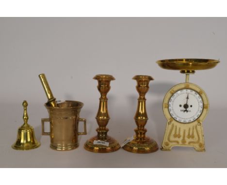 Lot koperwerk 19e eeuw, 2 kandelaren, weegschaaltje, tafelbel,+ vijzel met stamper. - Lot copperware 19th century, 2 candlest