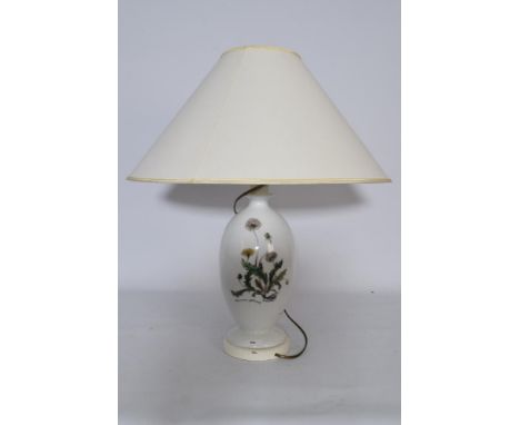 Wit porseleinen lampvoet met floraal decor en kap. - White porcelain lamp base with floral decor and shade