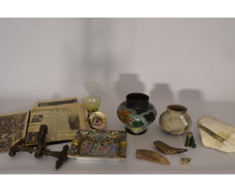 Lot hebbedingen o.a. Chinese 20e eeuwse glasbalklok Yungchang, 2 roemers enz. - Lot of gadgets including Chinese 20th century