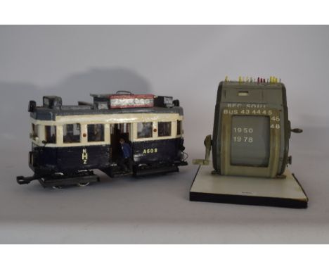 Handwerk houten model tram toegevoegd originele kaartjesdispencer tram of bus. - Handcrafted wooden model streetcar added ori