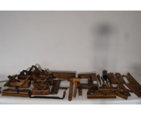 Mooi lot oud en antiek timmergereedschap. - Nice lot of old and antique carpentry tools.