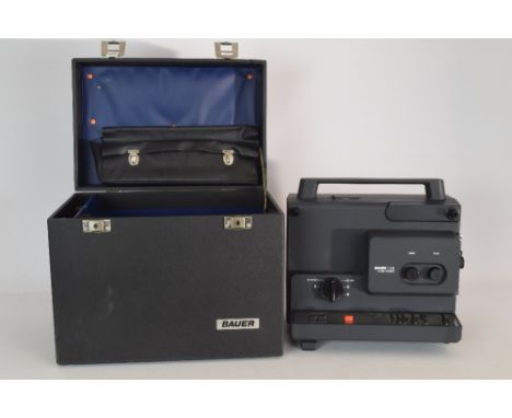 Bauer semi proff filmprojector in originele koffer. - Bauer semi pro film projector in original case.