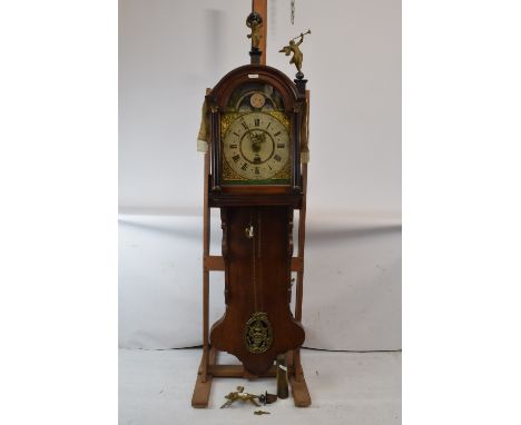 Een Friese staartklok met maanaanduiding in eiken kast met Atlas in top. - A frisian tail clock with moon indication in a oak