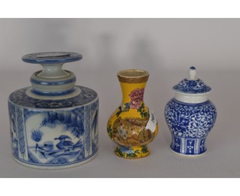 Blauw Chinees porseleinen theebus rond met stop + 2 miniatuur vaasjes blauw en geel. - Blue Chinese porcelain tea caddy round