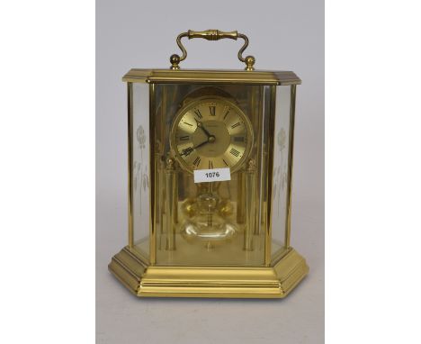 Koperen tafelklok in vitrinekast 6-kant met draaislinger. - Copper table clock in display case 6-sided with pendulum