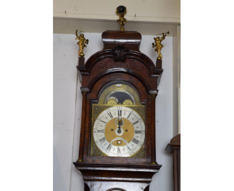 Een Amsterdams staand horloge - rozenhout fineer met bieswerk. Deur met slingervenster met verzilverd raampje Louis XIV stijl