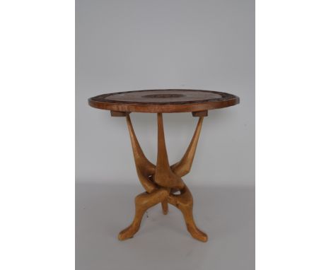 Rond Afrikaans tafeltje met uit een stuk gesneden 3-poot en kabeldecor in het blad. - Round African table with carved tripod 