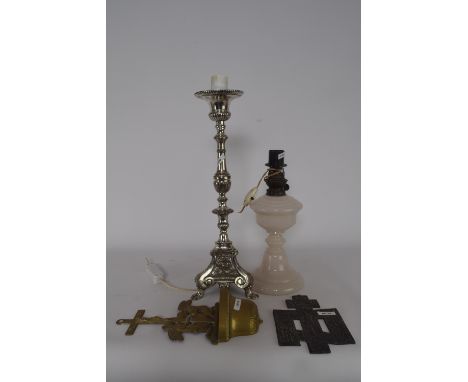 Verzilverde kerkkandelaar als lampvoet + opaline olielmap als lampvoet 2 koperen R.K. devotiontia. - Silver plated church can
